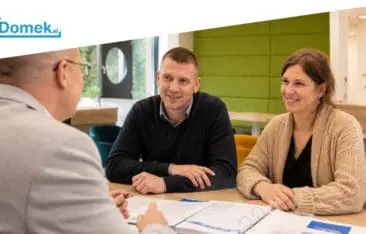 International couple speaking with an independent mortgage advisor about home financing in the Netherlands